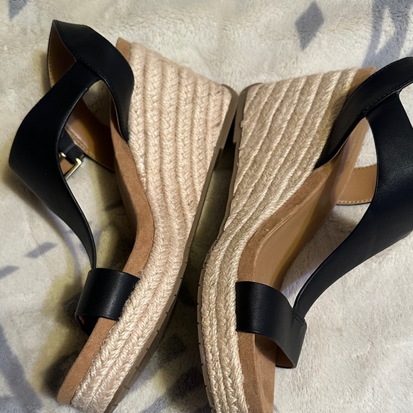 Kenneth Cole Reaction Black and Tan Wedge Sandals - Picture 7 of 10